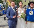 Bild: u
„In Harmonie vereint“. Seit Samstag gilt der Marschtitel auch für das Privatleben von Maximilian (l.) und Heike Stein (geb. Giehrl). Der Musikzug, dirigiert von Wolfgang Vögele (r.) ließ es sich nicht nehmen, die Brautmesse musikalisch zu umrahmen und anschließend dem Brautpaar mit einem Ständchen zu gratulieren.