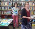 Bild: gis
Über den Besuch von Christina Schnödt (Mitte) im Bücherstadl freuten sich Mitarbeiterin Elisabeth Kraus (links) und Leiterin Selma Markhof.