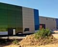 Bild: R. Kreuzer
In der Fassade des neuen Weidener Wasserwerks spiegelt sich der nahe Wald und bezieht den Funktionsbau in die Landschaft mit ein.