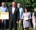 Bild: öt
Spenden aus dem Gewinnsparen durften zahlreiche Vereine und Kindergärten aus dem Einzugsgebiet der Raiffeisengeschäftsstelle Neusorg in Empfang nehmen. Unsere Aufnahme zeigt die Vertreter mit Geschäftsstellenleiterin Cornelia Wöhrl und Vorstand Joachim Geyer (beide mit Schild).