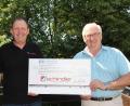 Bild: frd
Norbert Schindler (links) aus Teunz übergab den Spendenscheck in Höhe von 2000 Euro an Herbert Putzer, den Vorsitzenden der Kinderkrebshilfe Oberpfalz Nord.