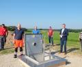 Bild: ohr
Am Schachtbauwerk in Hohenirlach blickte Vorsitzender Bürgermeister Franz Grabinger (Zweiter von rechts) auf den Bauablauf zurück. Für die gute Zusammenarbeit galt sein Dank Polier Robert Schärtel, Wasserwart Jürgen Obendorfer, Projektleiter Gerhard Brunner (VG Schwarzenfeld), Bauleiter Markus Dilger (Firma Haimerl/von links) und Martin Dunst (rechts/Firma Weiß).