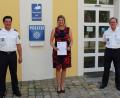 Bild: exb
Polizeihauptkommissar Alexander Ehemann 8links) und Erster Polizeihauptkommissar Michael Kernebeck (rechts) überreichen Stefanie Reiff die Dankurkunde. Rose-Marie Binker war kurzfristig verhindert.