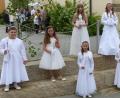 Bild: lgc
Pater Adrian Kugler mit den acht Erstkommunionkindern der Pfarrei Schlammersdorf.