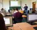 Bild: Gabi Schönberger
Studienrat Michael Preisinger, Systembetreuer an der Lobkowitz-Realschule Neustadt, setzt im Unterricht auf den Einsatz digitaler Geräte. Doch das ist nicht an allen Bildungsstätten so, auch wenn die Ausstattung vorhanden ist.
