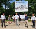 Bild: Biczysko/fph
Ende Juli geht es los mit dem Quartier am Stadtpark. Darüber freuen sich (vorne von rechts) die Investoren Dr. Philipp Pirmanschegg, Gerhard Schurig und Marcus Pürner sowie Oberbürgermeister Oliver Weigel und (hinten von rechts) Stewog-Geschäftsführer Stefan Büttner, Sachbearbeiter Harald Fleck vom Bauamt, Stadtkämmerer Markus Brand und Stefanie Pöhlmann, Leiterin der Wirtschaftsförderung.