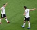 Bild: Federico Gambarini/dpa
Komm in meine Arme, Baby! Robin Gosens (links) lässt sich kurz nach seinem Treffer zum 4:1 von Mats Hummels für seine formidable Leistung im zweiten EM-Spiel gegen Portugal feiern.