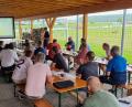 Bild: gth
Spielgruppentagung mal anders: Nicht wie so oft zuletzt online oder vor Corona in einem Sportheim, sondern an der frischen Luft zwischen Sportheim und Fußballplatz des 1. FC Schlicht tagten Vereinsvertreter der Fußball-Bezirksliga Nord und Verbandsfunktionäre.