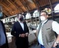Bild: pz
Staatssekretär Florian Pronold, MdB Uli Grötsch und Lamberts-Geschäftsführer Rainer Schmitt (von links) in der denkmalgeschützten Ofenhalle der Glashütte.