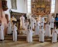Bild: do
Erstkommunion 2021 in Sankt Laurentius unter Coronabedingungen: Unser Bild zeigt die 16 Erstkommunikanten mit Stadtpfarrer Thomas Jeschner, Vikar Gerald und Pastoralreferent Alfred Kick