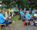 Bild: jr
Die Blaskapelle Ernestgrün trat nach der langen coronabedingten Pause erstmals wieder in der Öffentlichkeit auf. Im Biergarten erhielten die 19 Musiker viel Applaus.