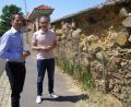 Bild: pz
MdB Albert Rupprecht und Bürgermeister Bernd Sommer in der Neualbenreuther Straße an der Klostermauer.
