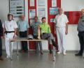Bild: Horst Müller/exb
Gruppenbild mit Trainingspuppe (von links): Thomas Baldauf, Ramona Rechner mit Atemschutzhelm, Horst Müller, Elisabeth Kolleng, der "Ambu-Man", Chefarzt Dr. Edmund Goß und Markus Popp.