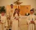 Bild: bey
In Burkhardsrieth bei Pleystein gab es heuer drei Kommunionkinder: Tim Krämer, Magdalena Grötsch und Jonas Preßl (von rechts) gingen am Sonntag in der St. Nikolauskirche erstmals an den Tisch des Herrn.