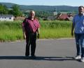 Bild: jr
Bürgermeister Klaus Meyer (links) und Geschäftsleiter Stefan Döllinger stehen vor dem rund 2,7 Hektar großen Baugebiet „Ottenspitz“, wo jetzt die Planung für die Erschließung startet.