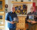 Bild: kaz
Johann Spörrer und Rainer Sollfrank (von links) haben ein gemeinsames Hobby: die Fotografie. In ihrem gemeinsamen Buch haben sie diese Leidenschaft mit Gedichten kombiniert und wollen so zum Entdecken unserer Heimat einladen.