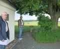 Bild: Gabi Schönberger
Auf vielfältige Weise, zum Beispiel bei Unterhalt und Sanierung der Muglhofer Kapelle, entlasten die Bürger der ehemaligen Gemeinde Muglhof die Stadt Weiden, betonten Hans Balk und Reinhard Greiner, die ehemaligen Ortssprecher. Beim Ortstermin an der Muglhofer Kapelle fordern sie von der Stadt Weiden Hilfe beim teuren Wasserpreis, den sie seit Jahresbeginn an den Zweckverband Muglhofer Gruppe zahlen müssen.