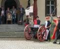 Bild: abi
Joachim Rohrers legendäre Kanone durfte lautstark vor den Festgästen einen Schuss abgeben. Der Vorsitzende des Vereins Markgräfliches Collegium Historiae schwang dazu sein Schwert und gab den beiden Knappen den Befehl zum Abfeuern.