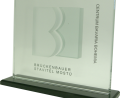 Bild: eib
Die Auszeichnung aus Glas wird seit der ersten Preisverleihung im Jahr 2007 hergestellt und gesponsert vom Schönseer Unternehmen Irlbacher Blickpunkt Glas GmbH.