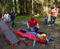 Bild: bkr
Für Dennis, Michael und Tom (von links) und Hanna im Rettungssack war es die letzte Gruppenstunde bei den Feuerdrachen. Roland Kreuzer leitete die Station der Bergwacht. Mit auf dem Bild Angelika Scherm mit Sohn Luis. Beide führten die Gruppe sicher zu den acht Stationen im Wald.