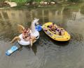 Bild: eik
Ahoi, nun war es doch wieder unterwegs, das legendäre Einhorn. Damit hat auch das Amberger Luftboot-Treffen wieder ein bisschen stattgefunden.