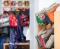 Symbolbild: Friso Gentsch/dpa
Gummistiefel und Regenkleidung liegen in einem Kindergarten für Regenwetter bereit. Die Zahl der katholischen Kindergärten ist in den vergangenen zehn Jahren im Bistum Regensburg gesunken.