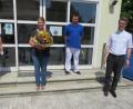 Bild: adj
Irene Bayer, Melanie Sand, Stefan Weiß und Pfarrer Thomas Kopp (von links) vor dem Eingang der Pflegestation.
