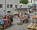 Bild: bph
Der Spitalhof, umfunktioniert zum Biergarten, war der Schauplatz und bot die Kulisse für das Pfarrfest der katholischen Pfarrgemeinde. Beim Frühschoppen bewies die "Nabburger Blasmusik" den Gästen mit zünftigen Weisen, dass sie nach der langen Zwangspause noch nichts verlernt hat.