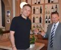 Bild: Kunz
Oberbürgermeister Jens Meyer (rechts) gratuliert dem neuen Wirt Anastasios "Tasso" Kotsopoulos zur Restauranteröffnung.