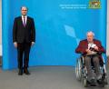 Bild: Bayerisches Staatsministerium der Finanzen und für Heimat/exb
Heimatminister Albert Füracker (links) überreichte das Bundesverdienstkreuz am Bande an Norbert Hagen.