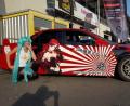 Bild: mzi
Ein Honda Accord Euro R CL1 von und mit Alice Lottner mit Itasha-Style Beklebung. Umbauten: 220 PS Motor (H22A Vtec) und Felgen. Besitzerin und Auto zeigen sich hier als schillernde Figuren. Trotzdem wollen die Tuner nicht mit den Auto Posern in einen Topf geworfen werden.