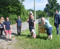 Bild: fz
Franziska Böhm hat mit ihrer Familie den neuen Lehrpfad abgelaufen und wirft den Quizbogen an der zwölften Station ein. Schulleiter Reinhold Witt (rechts) hofft, dass der neue Lehrpfad viel Anklang findet.