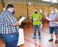 Bild: no
Drei neue Feldgeschworene gibt es in der Gemeinde Illschwang (von links): Bürgermeister Dieter Dehling vereidigt Christian Baumer, Jürgen Wagner und Josef Sellner.