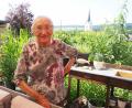 Bild: bl
Gertrud Reinhart genießt von der Terrasse aus den Blick auf den Kirchturm und sieht angesichts ihres 100. Geburtstags den kommenden Jahren gelassen entgegen.