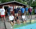 Bild: roh
Das neugewählte Vorstandsteam der Wasserwacht mit Vorsitzendem Markus Münchmeier (stehend, Dritter von links) am Schwimmbecken.