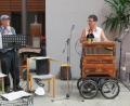 Bild: jzk
Albin Zeitler (links) und Ingrid Krämer kamen mit ihrer Drehorgelmusik bei den Bewohnern des Seniorenzentrums Haus Falkenstein sehr gut an.