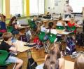 Bild: njn
Pater Michael (stehend, rechts) stellte sich den Fragen der Schüler. Mit auf dem Bild Pfarrer Martin Besold (stehend, links).