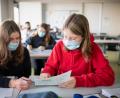Bild: Matthias Balk
Zwei Schülerinnen mit Mund- und Nasenschutz beraten sich im Unterricht in einem Geographie-Seminar in der Jahrgangsstufe elf am staatlichen Gymnasium Trudering über ein Arbeitsblatt.