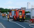 Bild: do
Die Feuerwehr ist vor einem Elektronikunternehmen in Eschenbach im Einsatz. Dort war eine Chemikalie ausgelaufen.