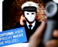 Bild: dpa
Ein Telefonhörer vor einem Plakat der Polizei mit der Aufschrift „Achtung: Hier spricht nicht die Polizei“: