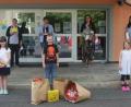 Bild: wro
Das von Martina Weiß (hinten, Dritte von links) mitgebrachte Party-Überraschungspaket nahmen vier Grundschüler in Empfang. "20 Jahre GfI Weiden - wir feiern mit", stand auf dem Plakat (rechts). Zudem im Bild: die Rektorin der Mittelschule, Andrea Schiml, die Vertreterinnen des Betreuungsteams Janine Bartl und Manuela Ponath (von links) und die Rektorin der Grundschule, Inge Dick (rechts).