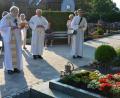 Bild: jr
Vor dem Gottesdienst in der Pfarrkirche besuchten (von links) Pater Benedikt Leitmayr, Hauptzelebrant und Prediger Wolfgang Häupl sowie der Diakon und künftige Priester Bastian Neumann das Grab von Therese Neumann am Konnersreuther Friedhof.