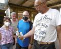 Bild: mma
Maria und Helmut Steinmetz bringen eine verletzte Taube. Helfer Ronny (Zweiter von links) und Hans Weiß (rechts), der Besitzer der Tierauffangstation, kümmern sich um sie.