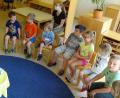 Bild: fks
Pater Michael (links) beantwortete gerne die vielen Fragen der Kindergartenkinder.