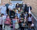 Bild: usc
Mit nagelneuen Schultaschen und mit (noch leeren) Schultüten stattete die Amberger Tafel 15 Kinder von bezugsberechtigten Familien aus Amberg und aus dem Landkreis aus. Die Freude bei den Kindern war groß, wie sich auch die Vertreter des Lions-Clubs, Landrat Richard Reisinger und 2. Bürgermeister Martin Preuß überzeugen konnten.