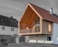 Bild: Architekturbüro Schwab
Vier Generationen unter einem Dach leben in dem umgebauten und erweiterten Haus in Burgtreswitz. Der Clou dabei: in das bereits bestehende Haus wurde ein weiteres Einfamilienhaus "hineingesteckt".