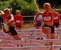 Bild: A. Schwarzmeier
Ronja Melzner (SC Eschenbach, rechts) und Lea Kreuzer (DJK Weiden) beim Hürdenlauf.