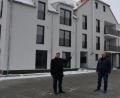 Bild: jr
Bürgermeister Stefan Grillmeier (links) und Geschäftsführer Werner Lanz von der Mitterteicher Firma Lanz GmbH & Co. KG informierten anlässlich des Bezugs der Wohnanlage an der Robert-Schumann-Straße (Bild) über ein geplantes Großprojekt an der Zanklgartenstraße.