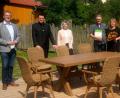 Bild: Hirsch
Ericka und Manfred Hauser (Mitte) betreiben seit zehn Jahren einen Fünf-Sterne-Ferienhof in Schwarzach. Zur erneuten erfolgreichen Klassifizierung gratulierten Bürgermeister Franz Grabinger, Landrat Thomas Ebeling sowie die Tourismusvertreter Alexandra Beier, Tobias Reitmeier und Anita Baumer (von links).