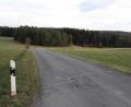 Bild: bjp
Zu den ehrgeizigen städtischen Bauprojekten des laufenden Haushaltsjahres gehört die Sanierung des Bauabschnitts drei der Gemeindeverbindungsstraße Wollau-Riggau. Auch in Eichelberg rollen die Straßenbauarbeiter heuer an, die Straße Pfaffenreuth-Hammerles soll 2022 folgen.
